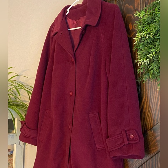 Veloura brand 1960’s Womens peacoat. Like new condition. Deep plum/purple. - Picture 3 of 12